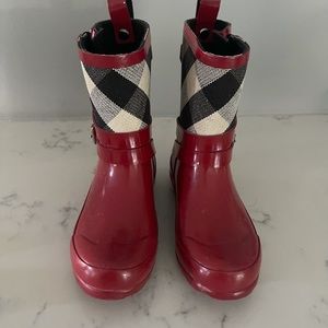 Burberry girls rain boots red size 31